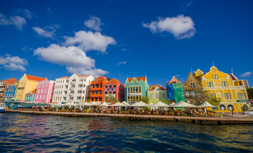 Gekleurde huisjes in Willemstad op Curaçao