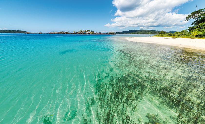 De kust van Sulawesi in Indonesië