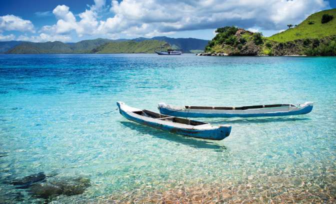 De Komodo zee in Indonesië