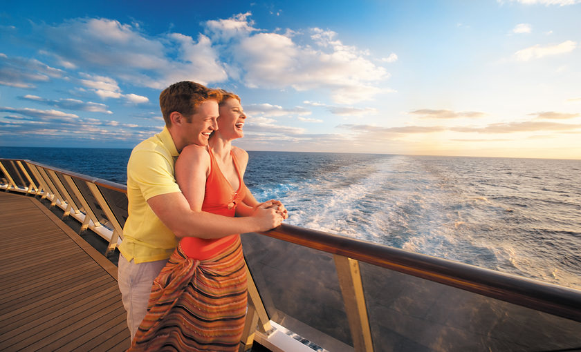 Koppel geniet van uitzicht op zee van rederij Carnival 