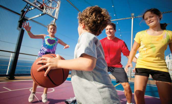 Kinderen spelen basketbal op het dek van Carnival Cruises