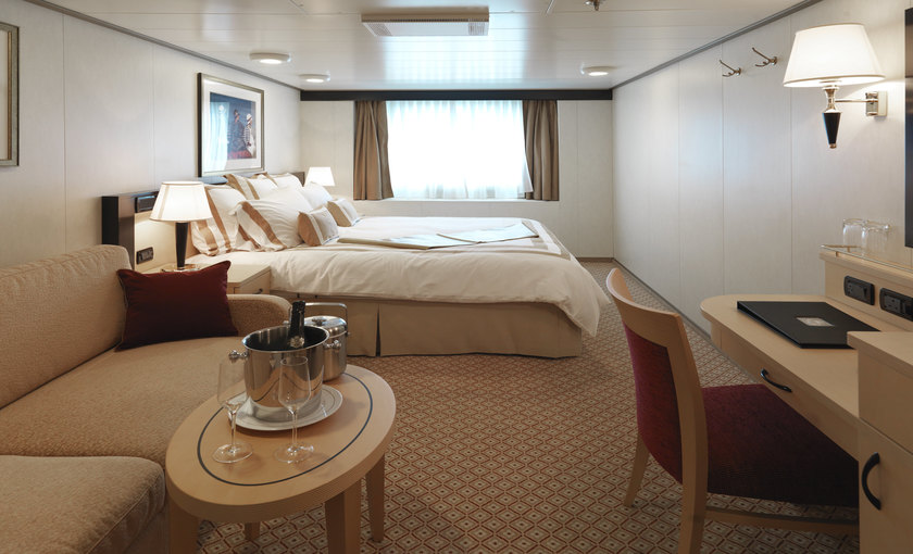 Binnenhut met zeezicht van cruiseschip Queen Elizabeth