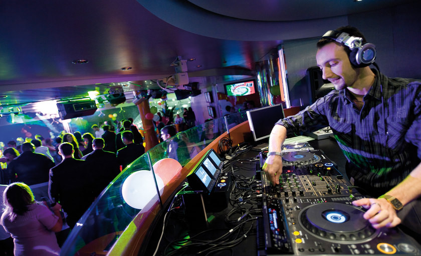 DJ tijdens een party aan boord bij MSC Cruises
