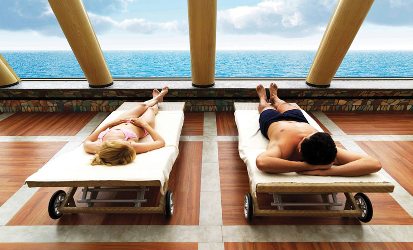 Zonnen op het dek van Costa Deliziosa