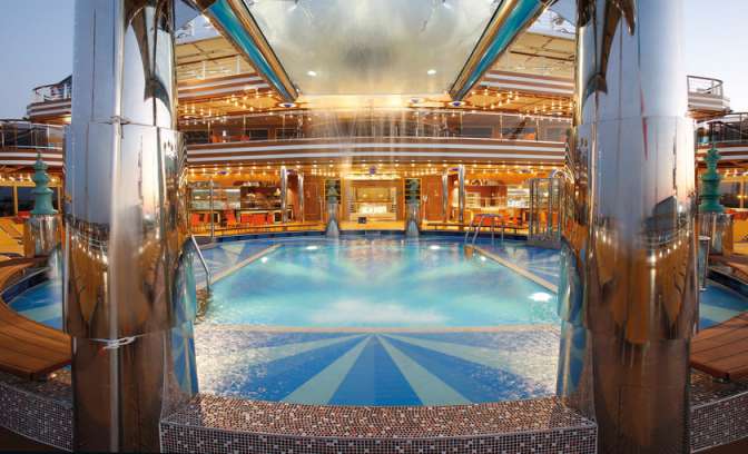 Luxe zwembad van cruise Costa Diadema