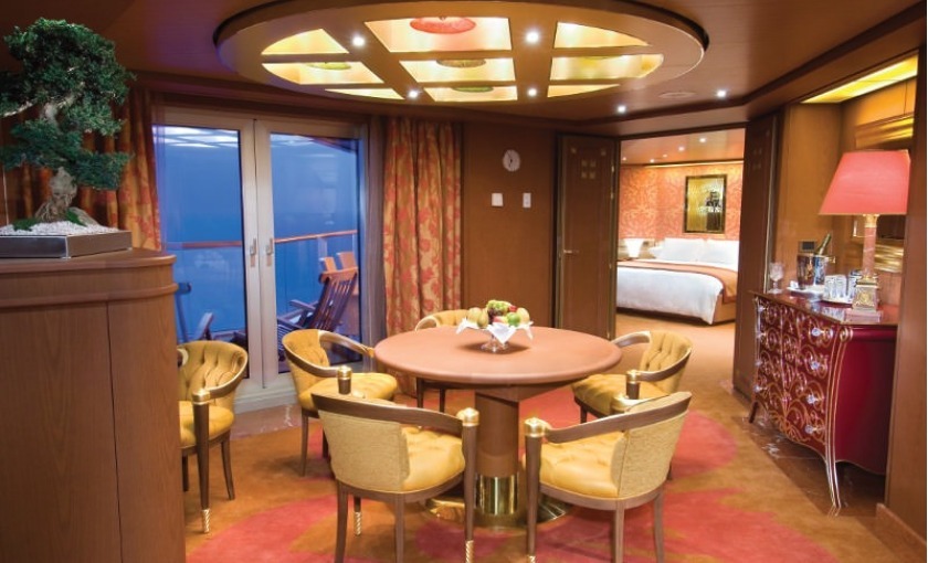 De eetkamer van de pinnacle suite op de Rotterdam van Holland America Line