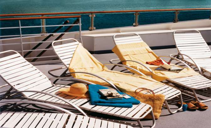 Zonnen op het dek van cruise Celebrity Xpeditions