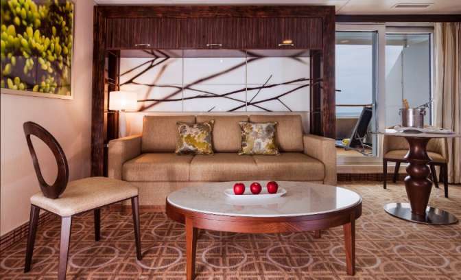 Een zithoek in een suite op de Celebrity Xpedition.