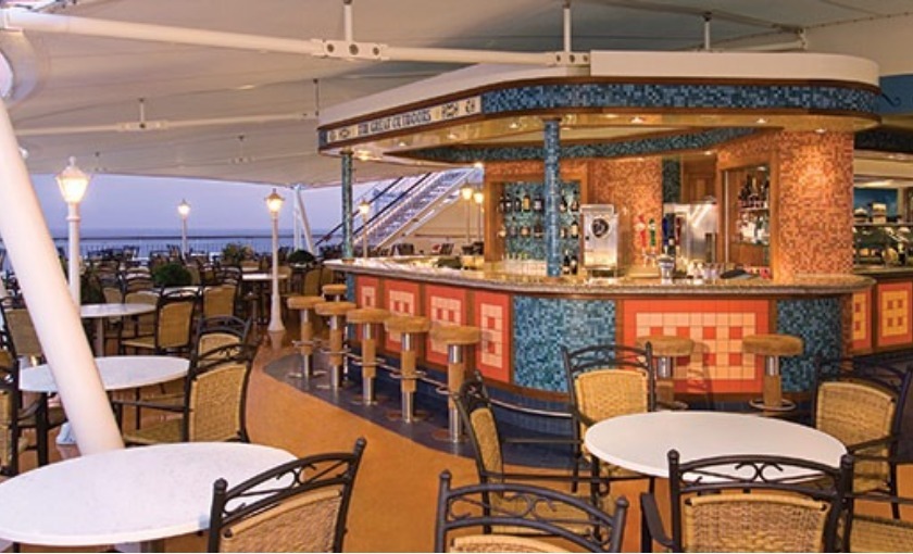 Een outdoor bar op de Norwegian Jewel van Norwegian Cruise Line