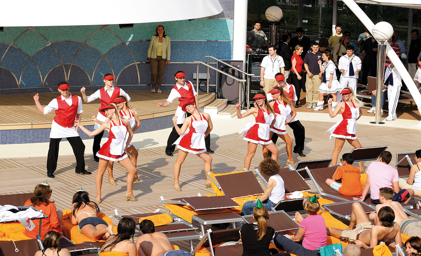 Dansshow bij het zwembad op de MSC Poesia