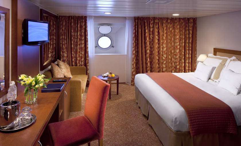 Een buitenhut met patrijspoort op de Azamara Quest van Azamara club cruises