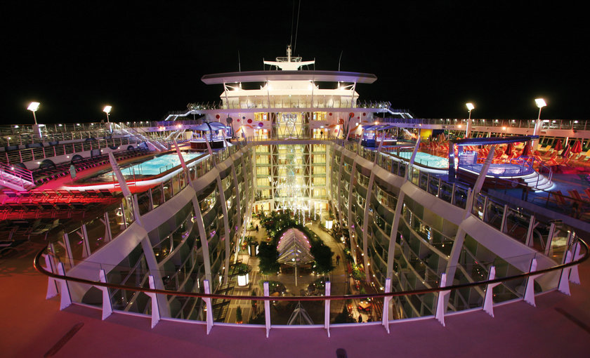 Bovendek verlicht op de Allure of the Seas van Royal Caribbean