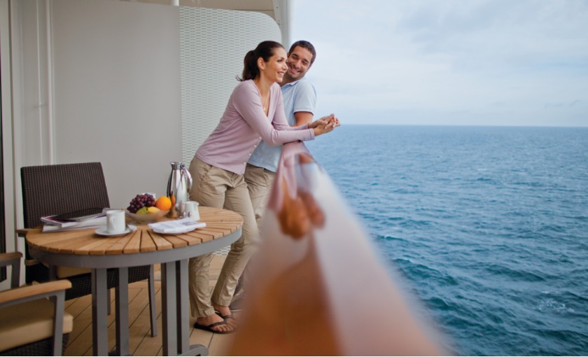 Een koppel op het balkon van de Celebrity Silhouette