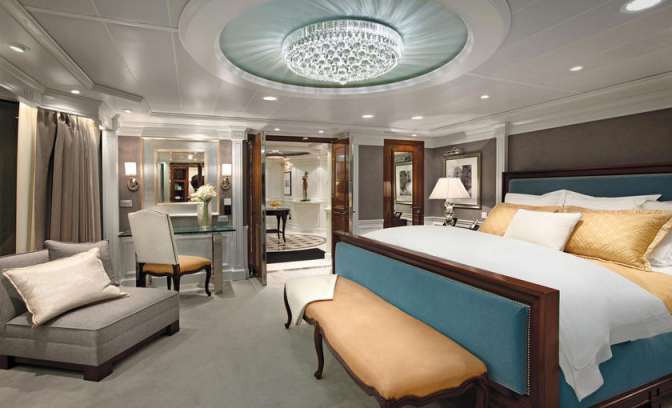 Slaapkamer van owner suite op de Oceania Riviera van Oceania Cruises