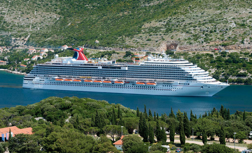 Carnival Breeze op zee