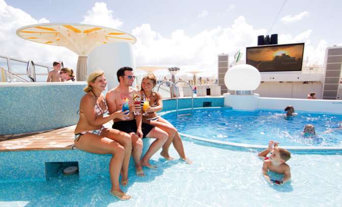 Zwembad op dek van cruiseschip AIDAmar