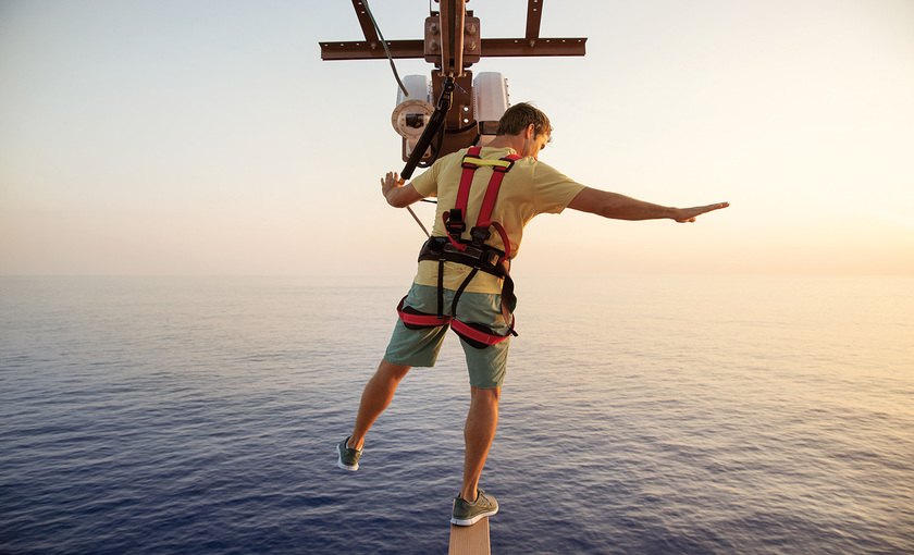 Op een plank over de rand van het schip op de Norwegian Getaway van NCL