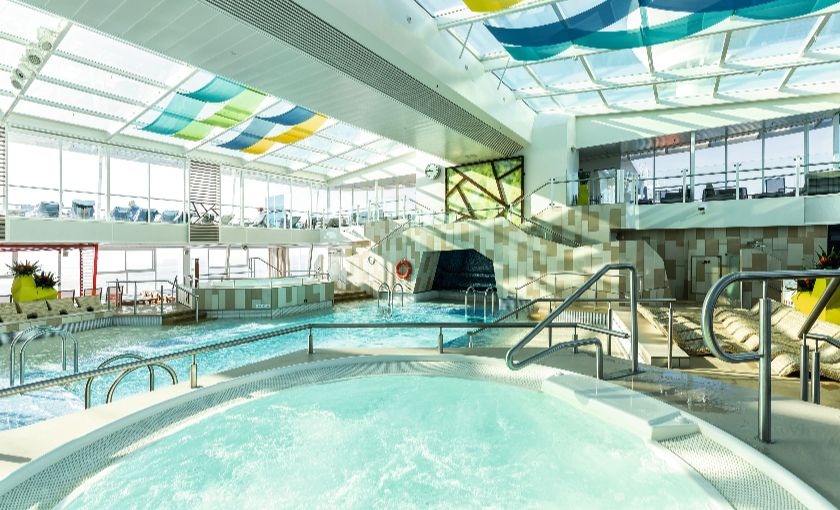 binnenzwembad mein schiff 4