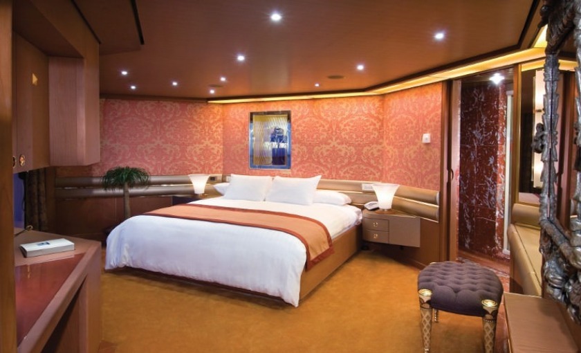 De slaapkamer van de pinnacle suite op de Prinsendam van Holland America Line