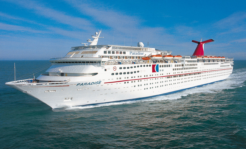 Carnival Paradise op zee 