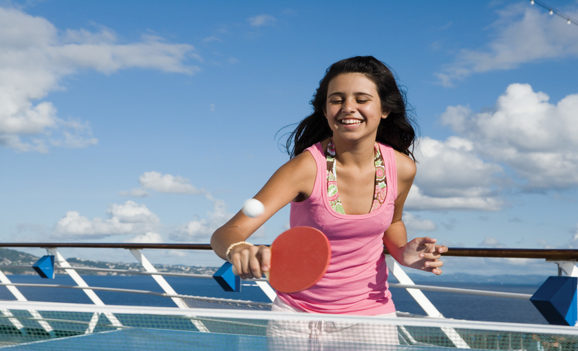 Ping pong op het dek van Carnival Pride 