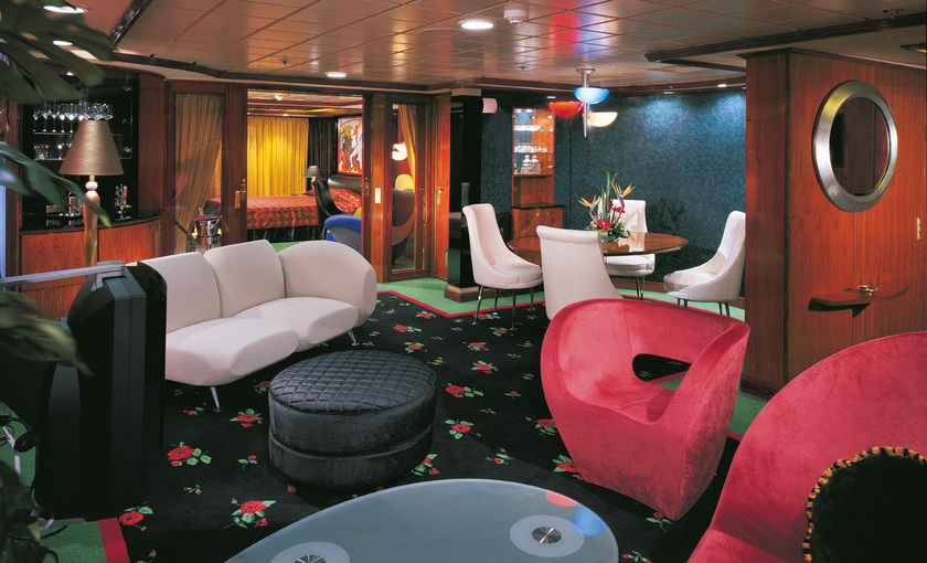 Een lounge in een suite op de Norwegian Star van NCL