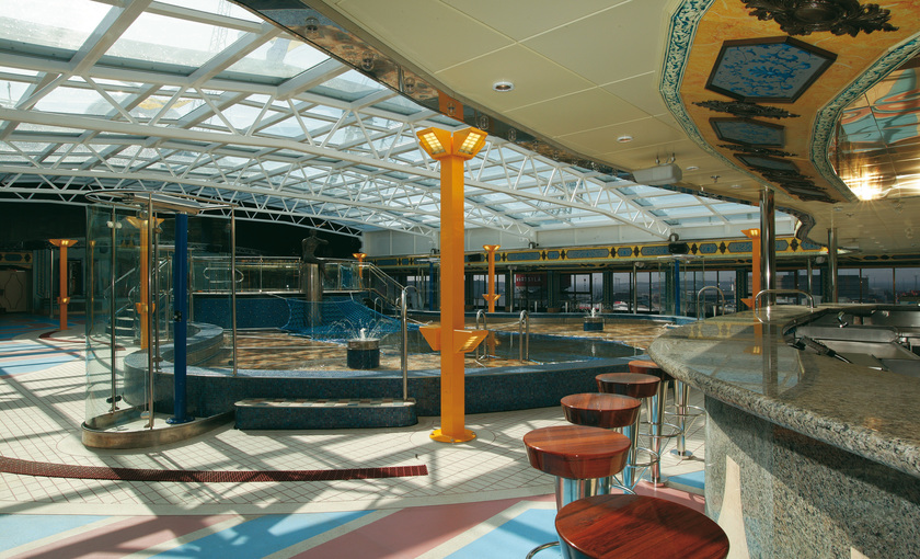 Een bar bij het  zwembad op de Costa Mediterranea