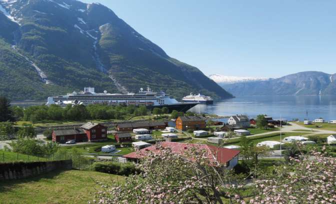 Een Holland America Line in Eidfjord