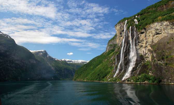 Noorse Fjorden met waterval in Geiranger