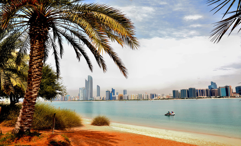Skyline vanaf het strand Abu Dhabi