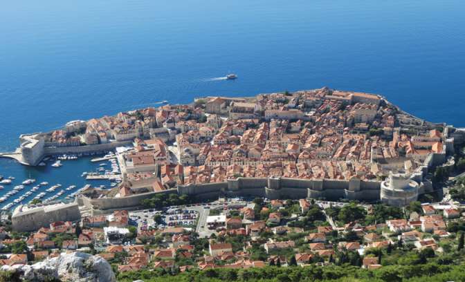 De stadsmuur om Dubrovnik heen