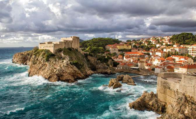De zee en rotsen bij Dubrovnik